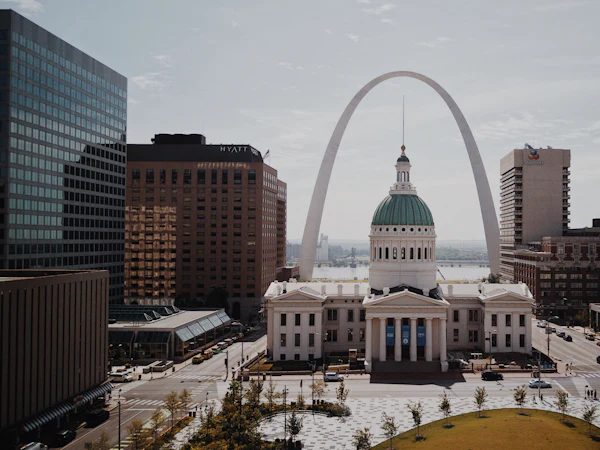 The Old Courthouse in St. Louis with the Gateway Arch rising behind it