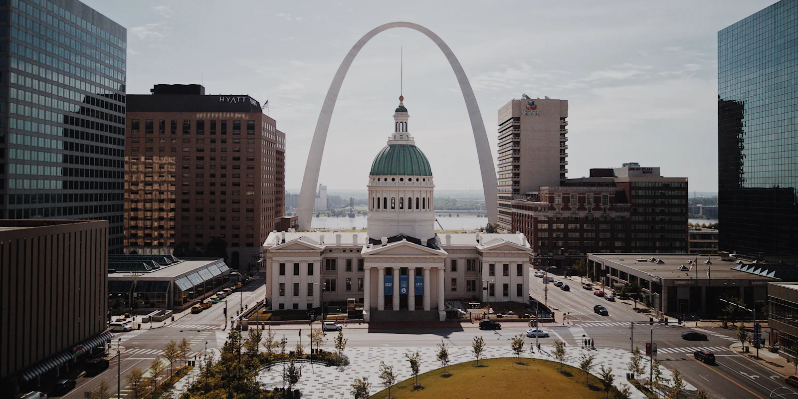 The Old Courthouse in St. Louis with the Gateway Arch rising behind it